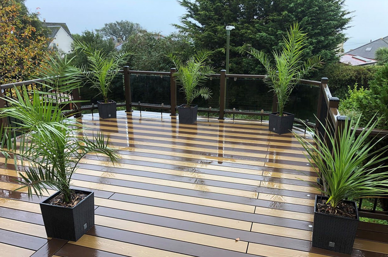 Cladco Composite Woodgrain Decking Boards in Teak and Coffee have created this strikingly unique decking design 