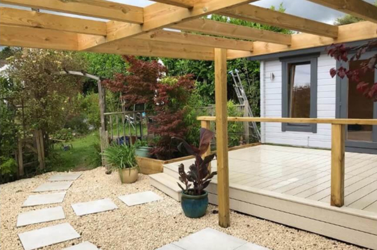 Ivory Composite Woodgrain Decking Boards make for a perfect raised decking entrance