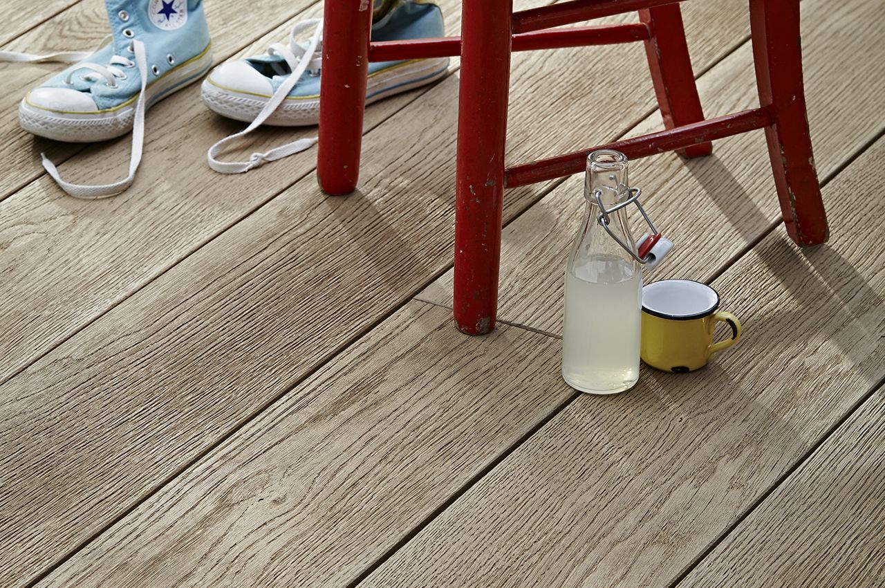 Outdoor Dining Area | Millboard® Enhanced Grain Decking in Golden Oak