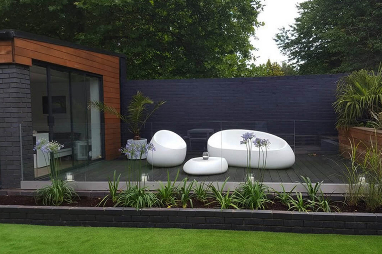 Contemporary sanctuary using black/charcoal decking boards
