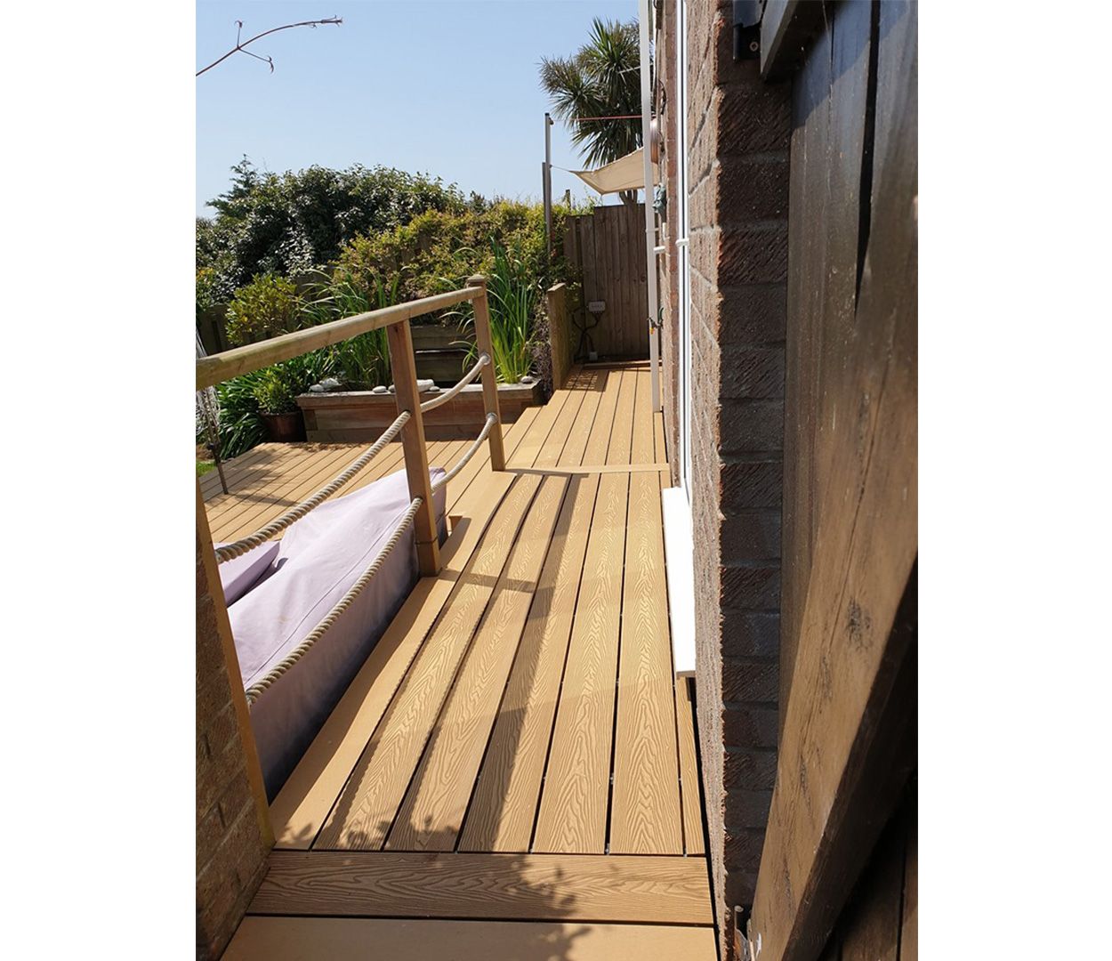 Relaxing decking area in Teak 