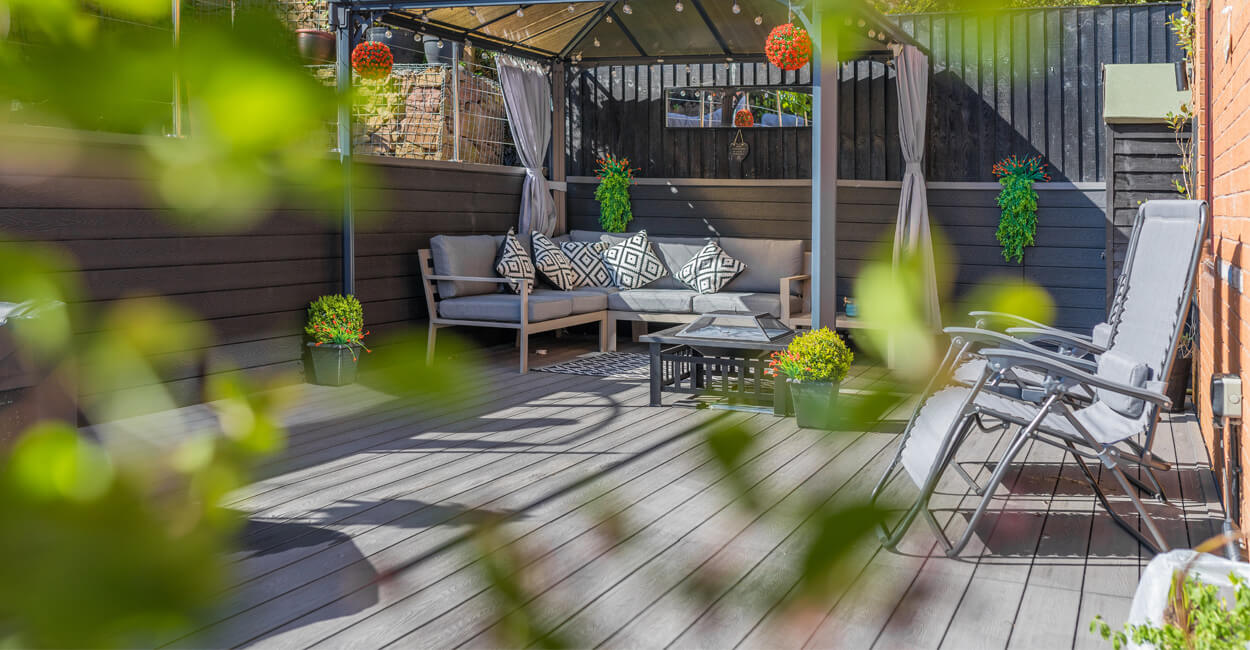 Large garden with built-in pergola and Cladco Decking Boards